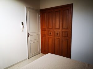 vue entrée et placard chambre