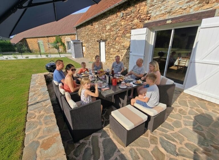 Grand gîte proche du lac d’Éguzon pour 8 à 10 personnes, entouré de verdure et d’un jardin