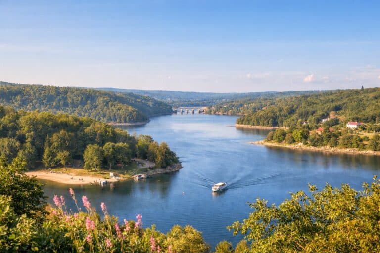 Vue panoramique du lac d’Éguzon entouré de collines verdoyantes, surnommé la Petite Suisse Berrichonne